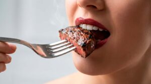 Пища застревает между зубами при элайнерах и коронках